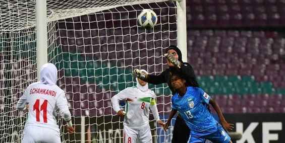 فوتبال بانوان مقابل دیوار چین