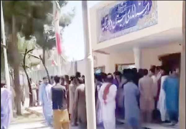 کارگران مرزنشین میرجاوه به بسته شدن گذرگاه مرزی اعتراض دارند