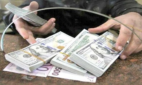 محدودیت صرافان قانونی، نوسانات دلار را تشدید کرده است