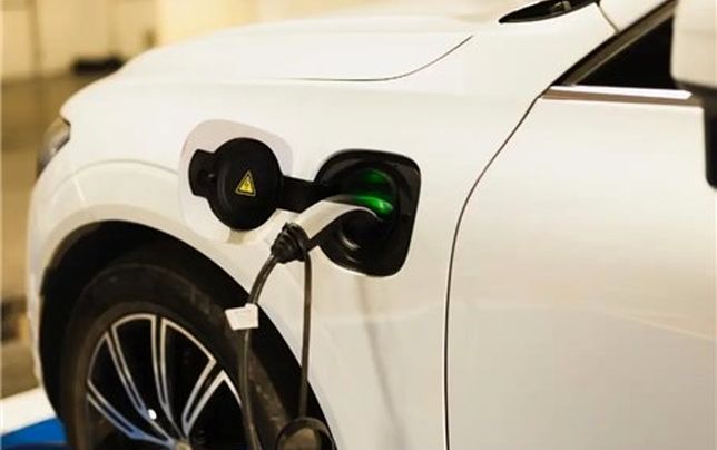 
ضرب‌الاجل یک‌ساله برای گذر از خودروهای برقی به هیبریدی محکوم به شکست است