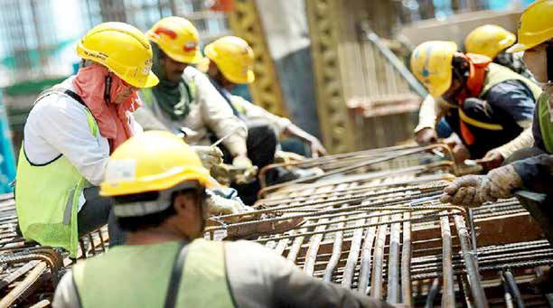 
کارگران، گرفتار در مناسبات دولت و پیمانکار 