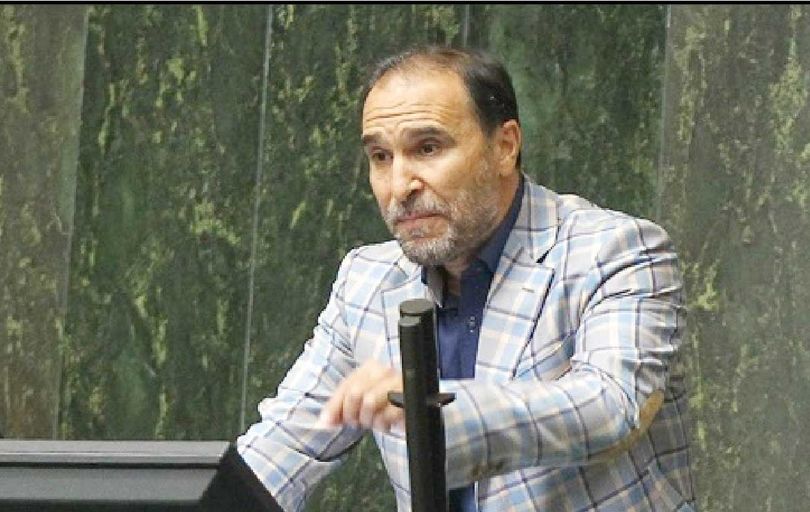 
کسی که به مذاکره فکر می‌کند، یا دیوانه است یا مهره دنیای استکبار