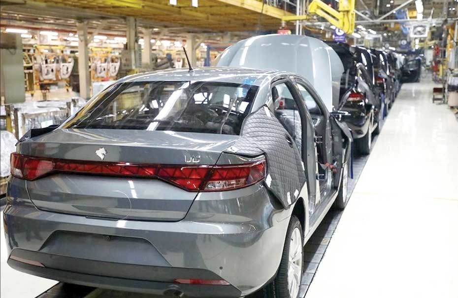 
۴۰ سال با شعار حمایت از تولید خودروی داخلی در حق مردم اجحاف کردیم