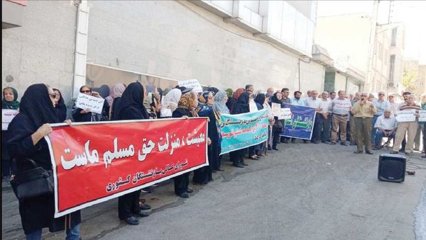 بازنشستگان کشوری خواستار افزایش  70درصدی حقوق شدند