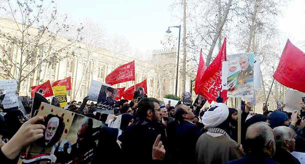 صف‌آرایی با پرچم‌های سرخ