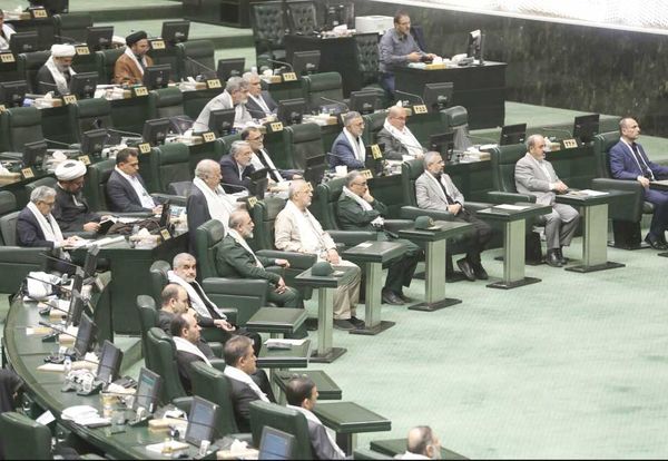 
همنوایی بهارستان در مخالفت با مصوبه بنزینی دولت