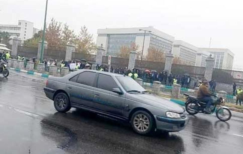 تجمع کارکنان سازمان بهزیستی مقابل مجلس