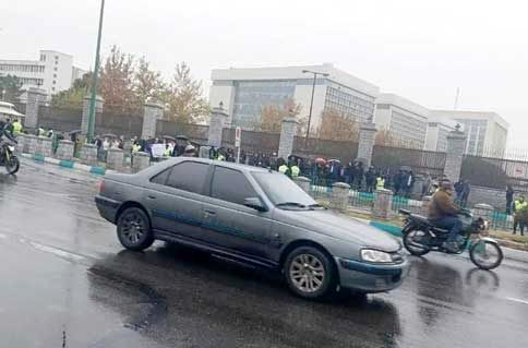 تجمع کارکنان سازمان بهزیستی مقابل مجلس