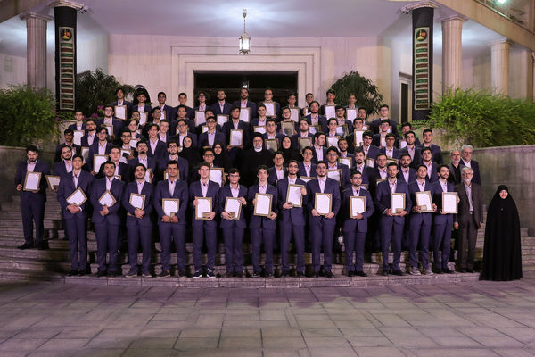 
نخبگان نباید با ناملایمت‌ها صحنه را خالی کنند 