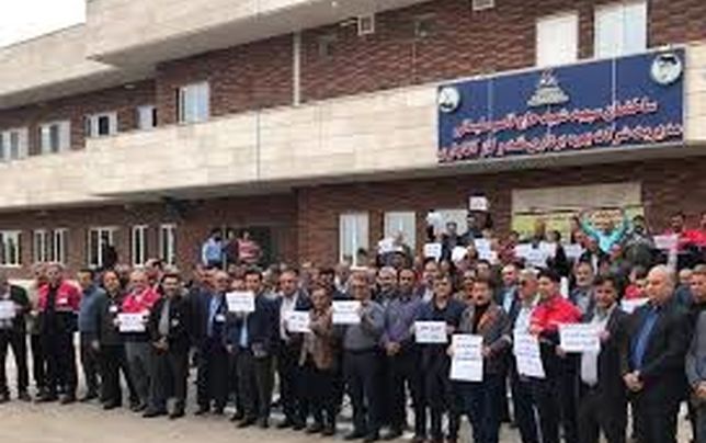 کارگران رسمی شرکت نفت و گاز آغاجاری تجمع کردند