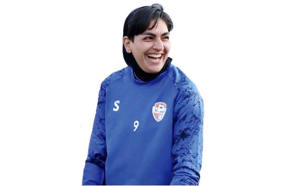 
خانم گل در لباس سرخ؟