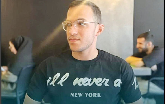 یکی از مأموران: بسوز ببینم چطور می‌سوزی!