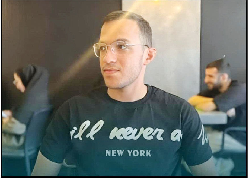 یکی از مأموران: بسوز ببینم چطور می‌سوزی!