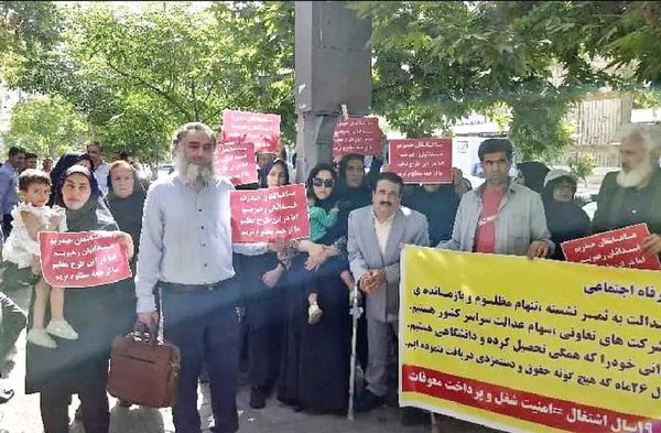 کارکنان سهام عدالت به همراهی خانوادههای خود مقابل وزارت کار تجمع کردند