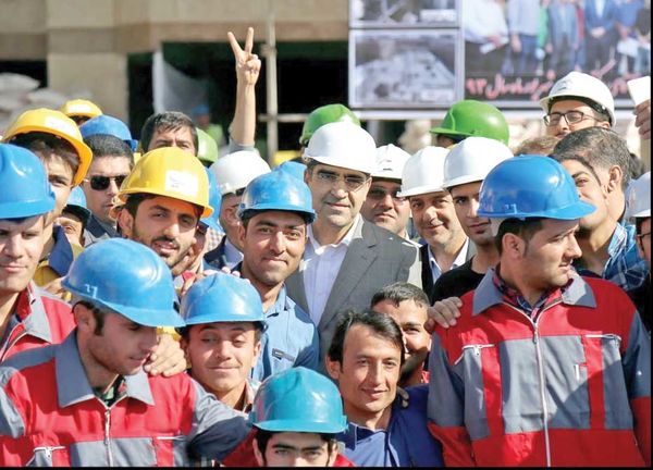 لطفا با لباس کارگران «عکس یادگاری» نگیرید