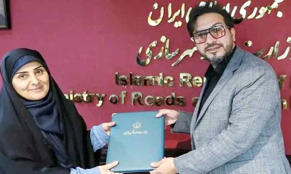 چرا فرزانه صادق به جای حل بحرانها صندلی بازی میکند؟