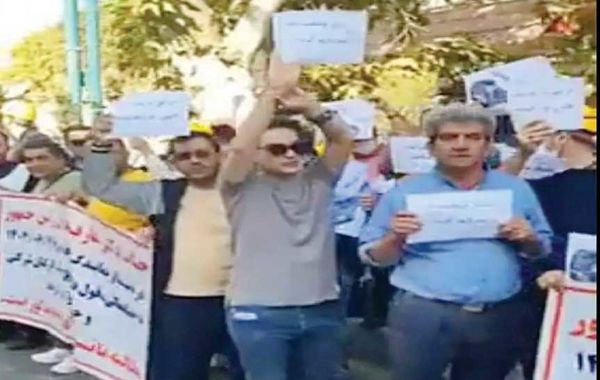 تجمع کارگران ارکان ثالث نفت
مقابل نهاد ریاست جمهوری