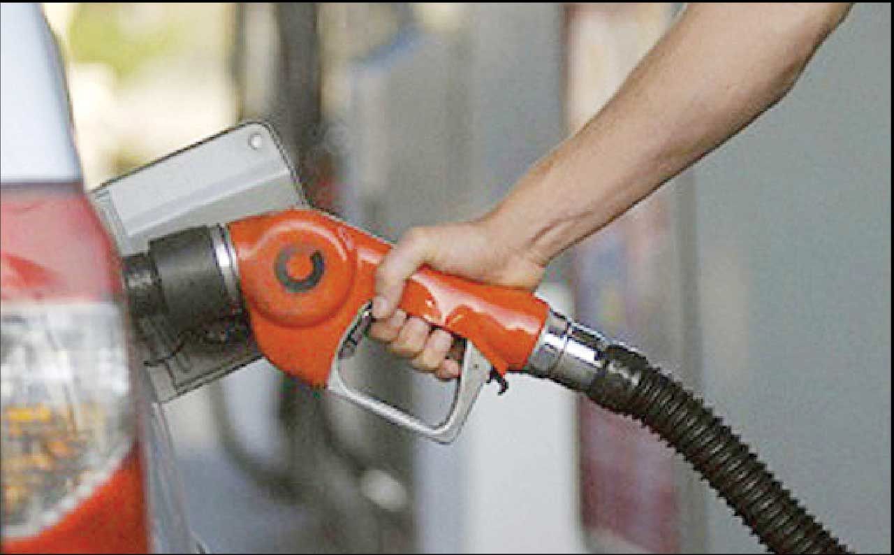 
افزایش قیمت بنزین در شرایط فعلی کشور ریسک بزرگی دارد