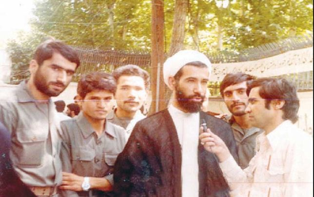 
باهنر لازم نیست از خون برادر شهیدش خجالت بکشد