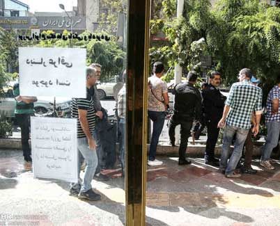 

تداوم اعتصاب بازاریان 

در اعتراض به گرانی‌ها