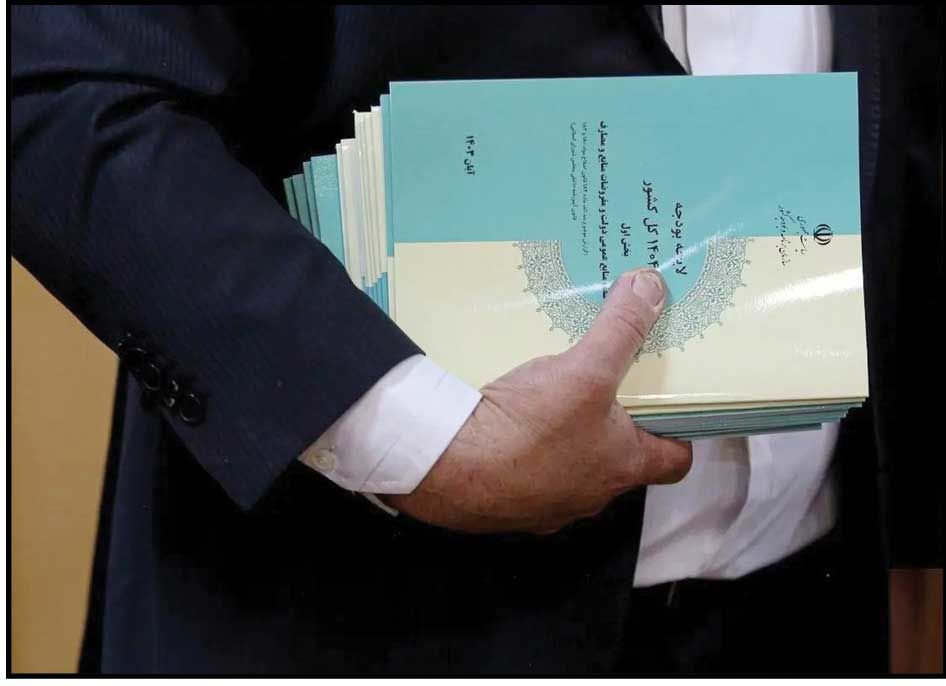 
نظام مالی ایران هرسال بیشتر فرو می‌ریزد