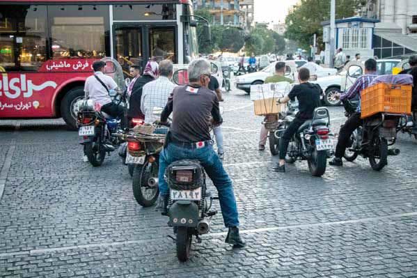 تهران در اغمای آلودگی و بیقانونی موتورسواران