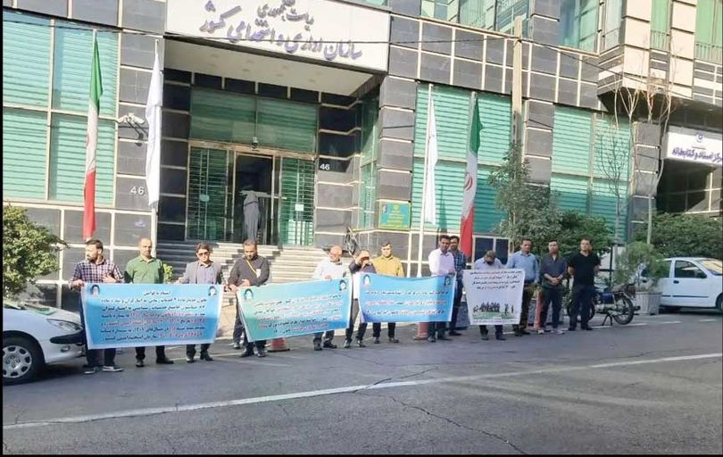 تجمع رانندگان استیجاری ایثارگر 

مقابل سازمان اداری و استخدامی