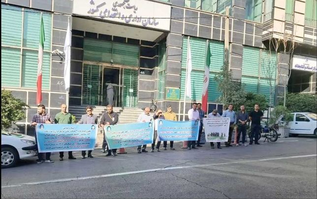 تجمع رانندگان استیجاری ایثارگر 

مقابل سازمان اداری و استخدامی