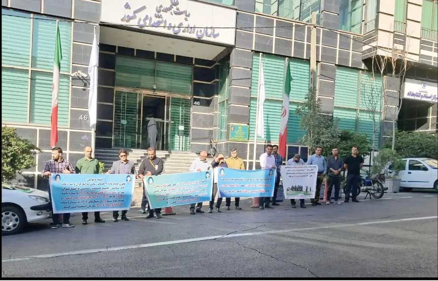 تجمع رانندگان استیجاری ایثارگر 

مقابل سازمان اداری و استخدامی