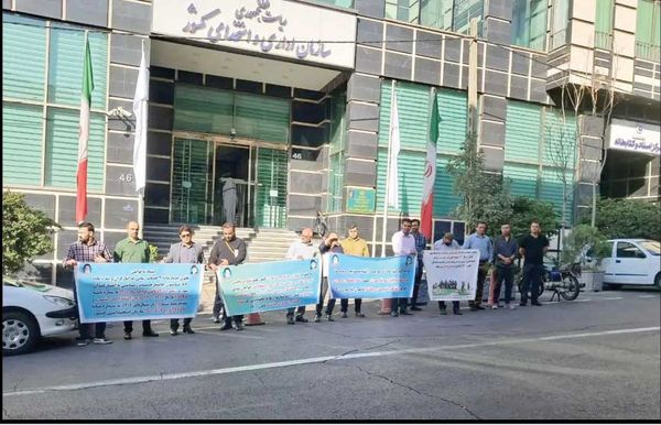 تجمع رانندگان استیجاری ایثارگر
مقابل سازمان اداری و استخدامی
